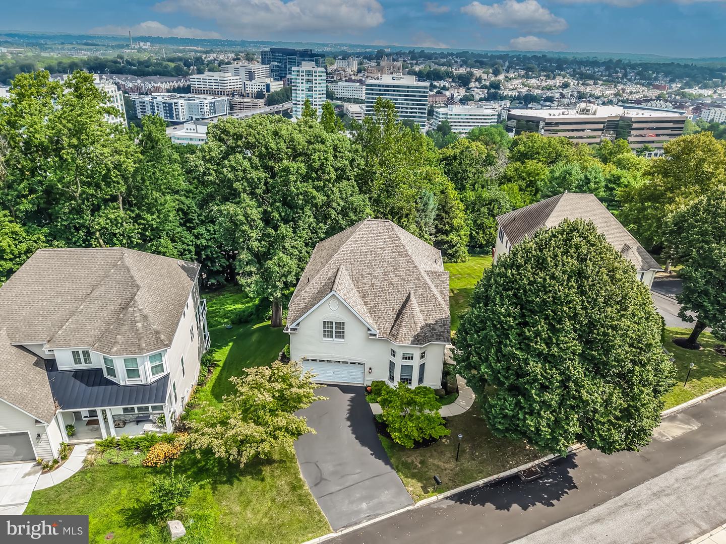 1022 RIVERVIEW LN