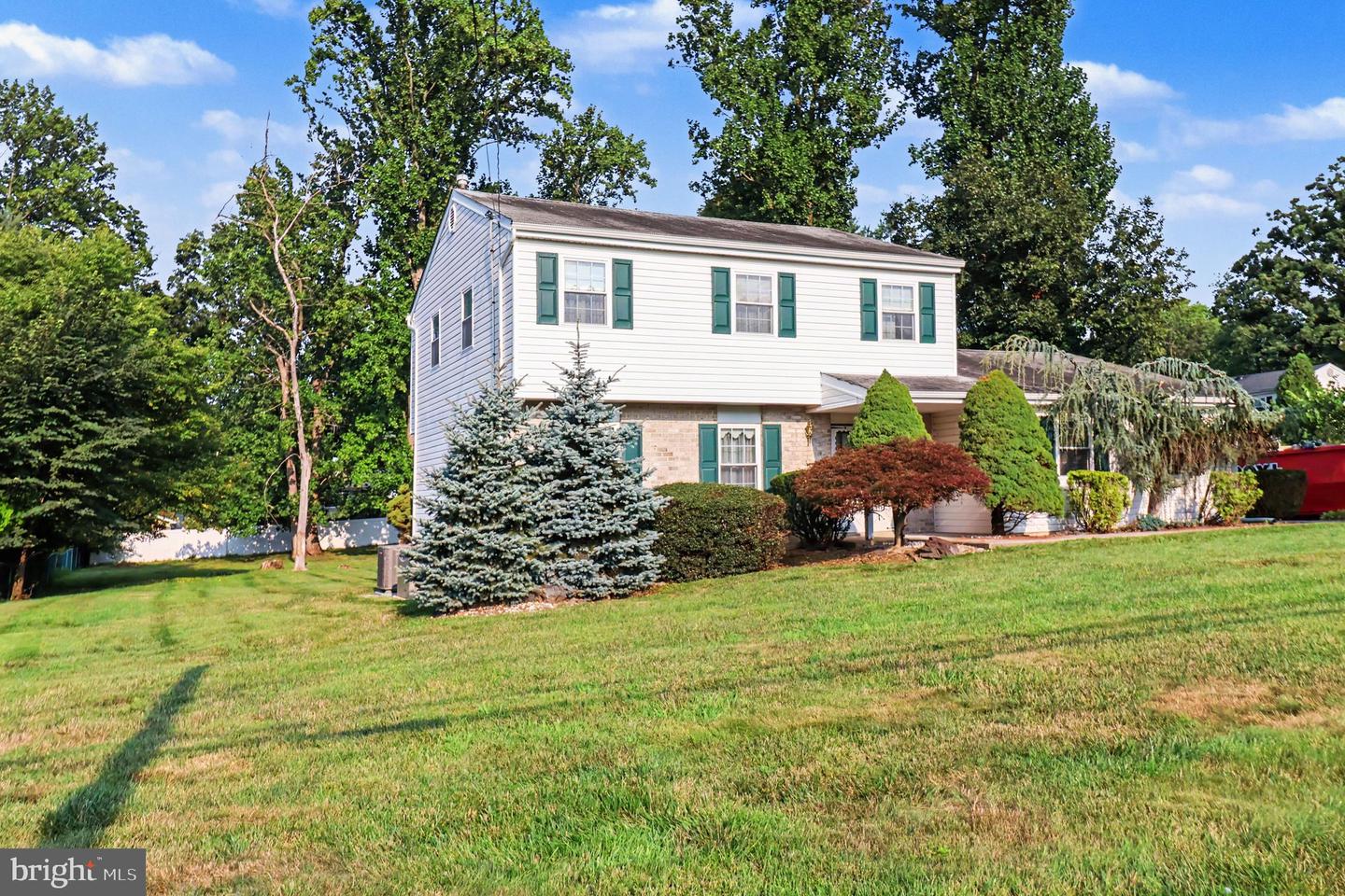 811 Wright Dr Property Photo 3