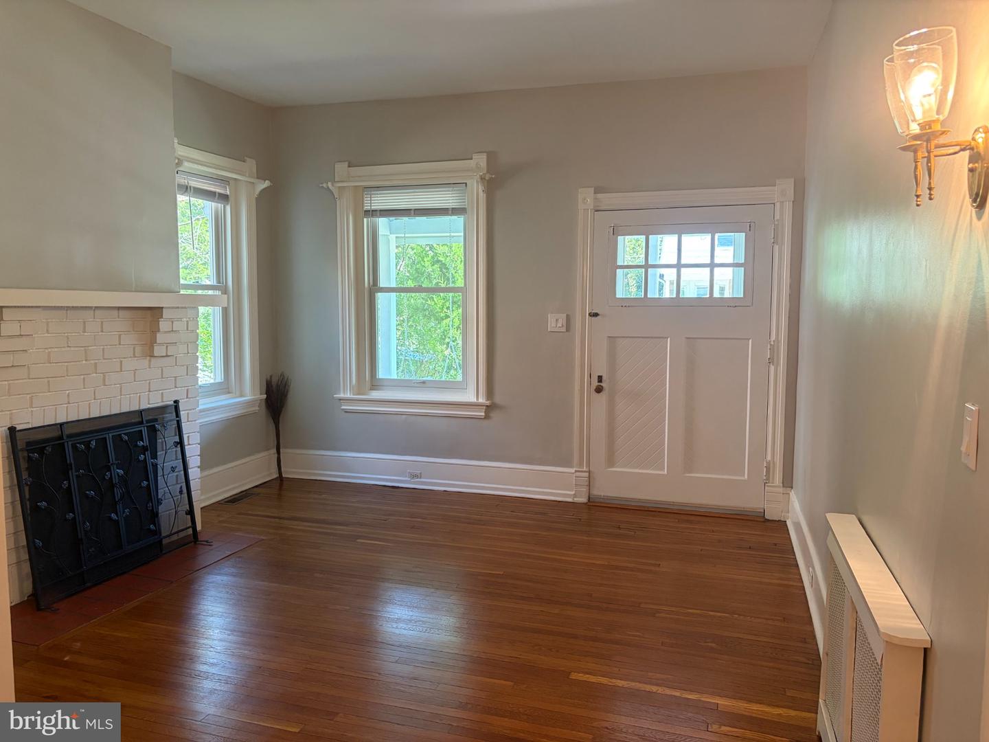 210 Grayling Ave Property Photo 3