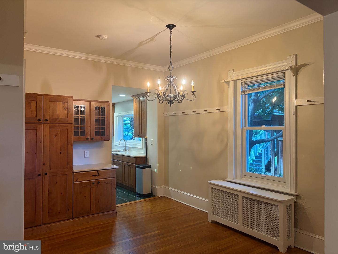 210 Grayling Ave Property Photo 4