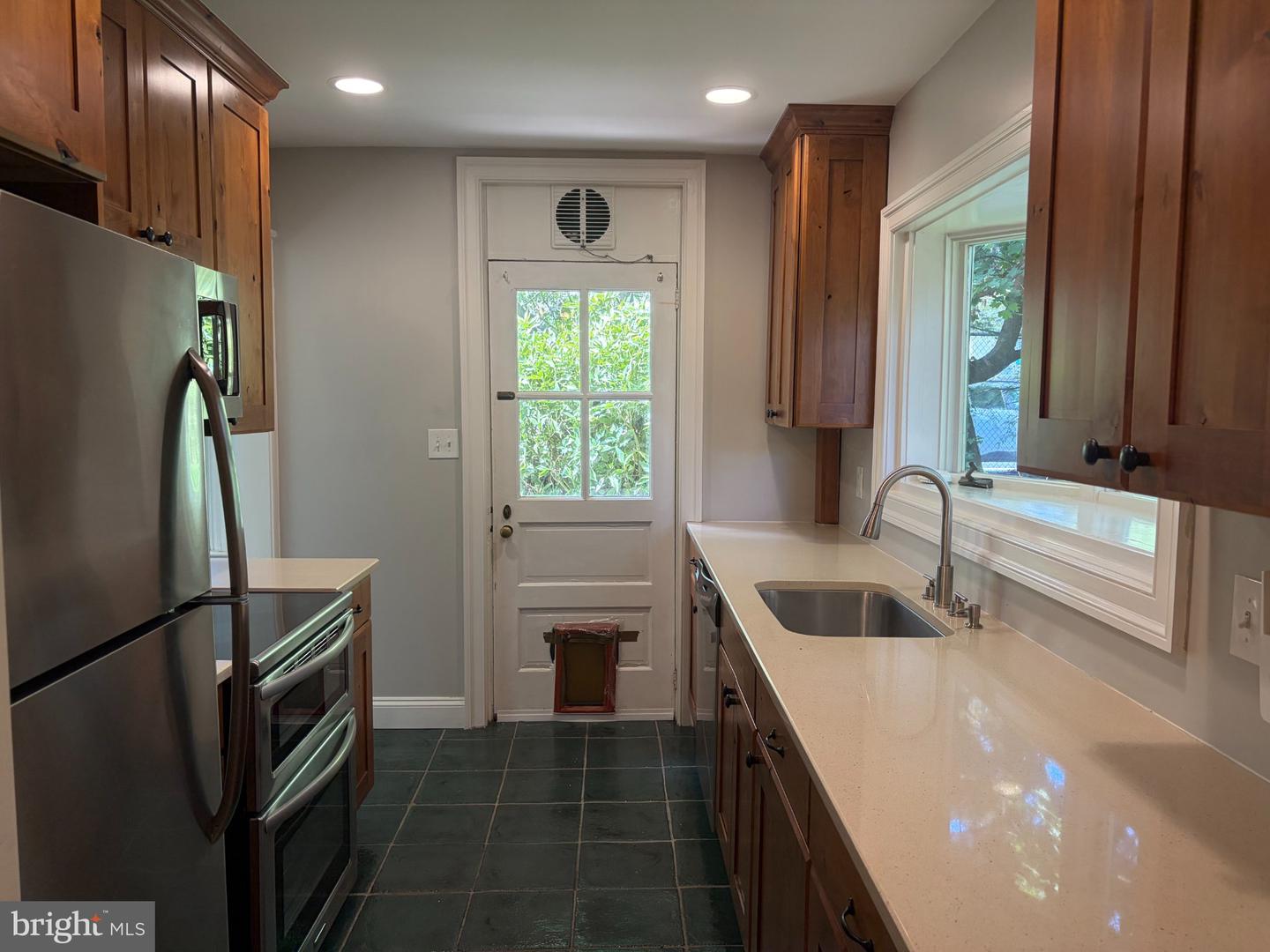 210 Grayling Ave Property Photo 5