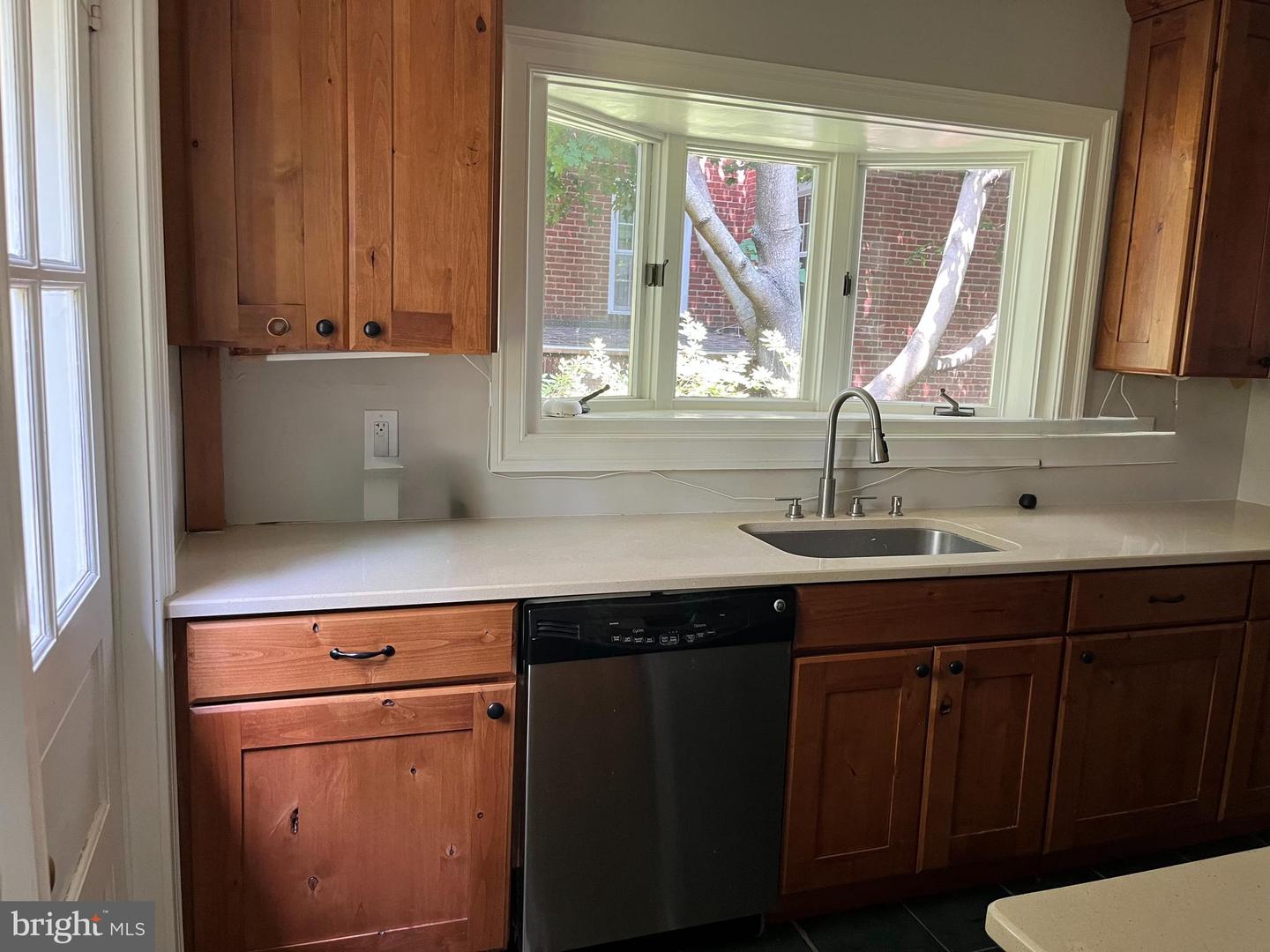 210 Grayling Ave Property Photo 6