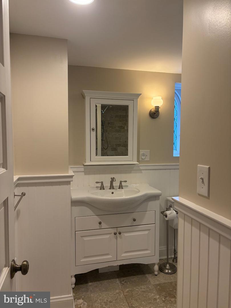 210 Grayling Ave Property Photo 9