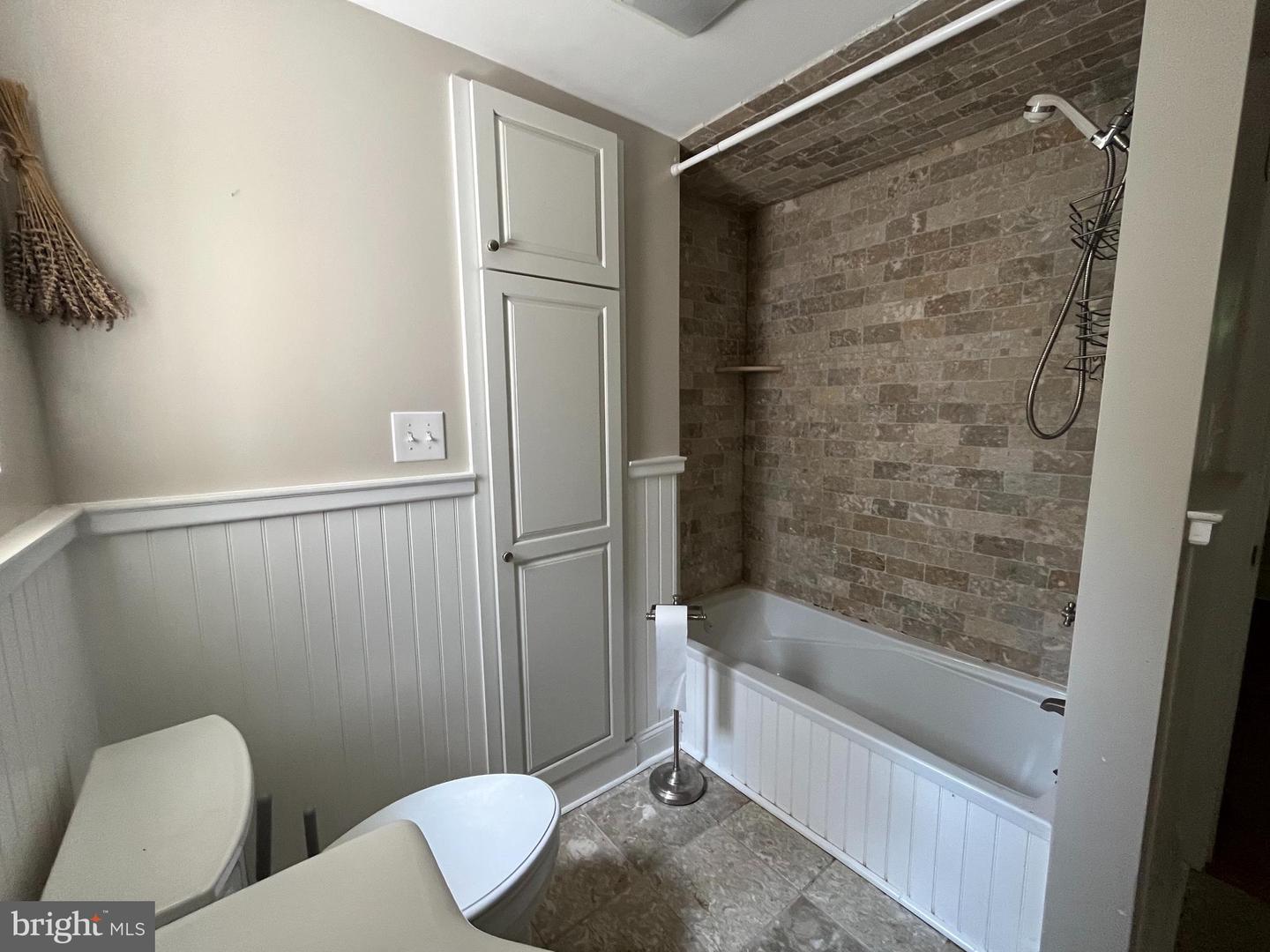 210 Grayling Ave Property Photo 11