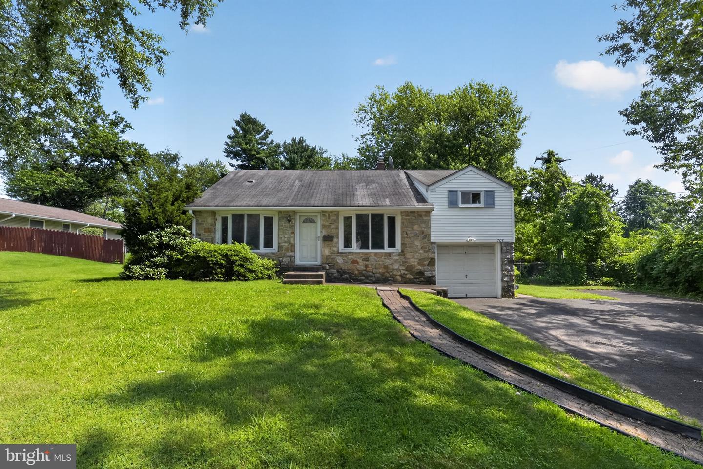 707 Fitzwatertown Rd Property Photo 1