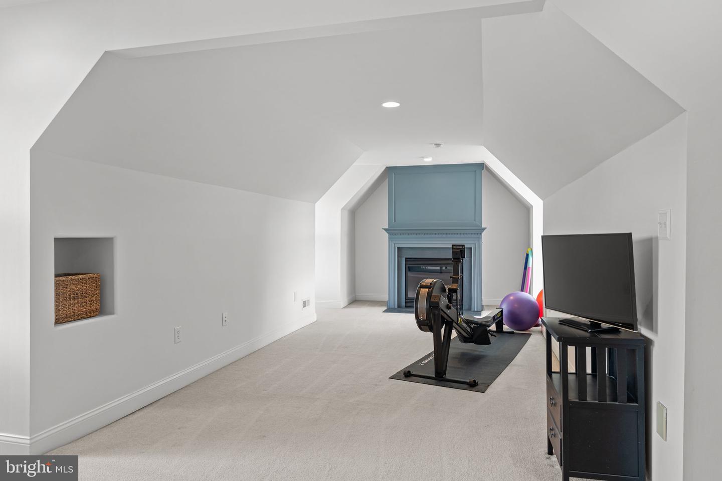 521 Dewar Dr Property Photo 23