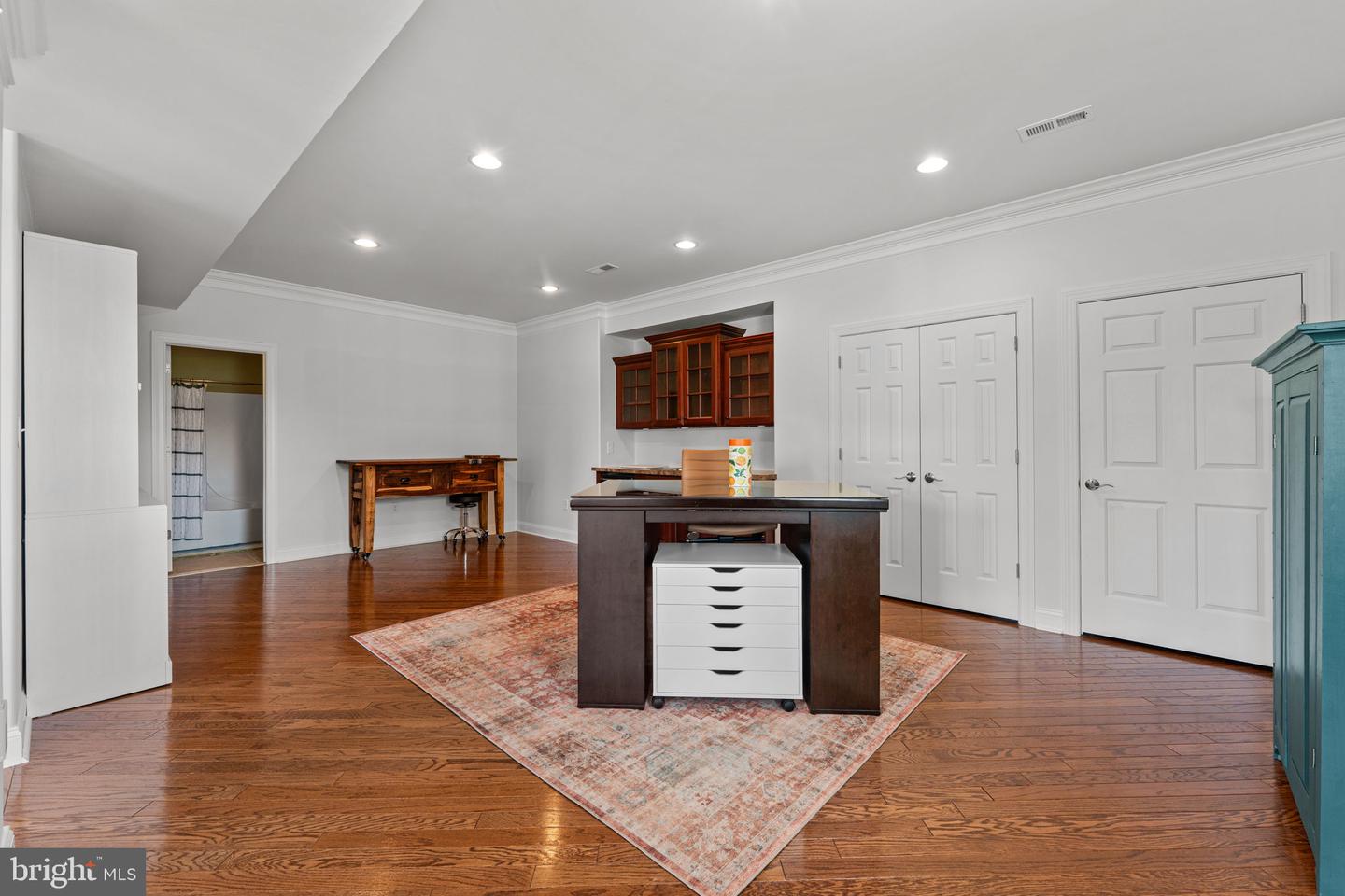521 Dewar Dr Property Photo 37