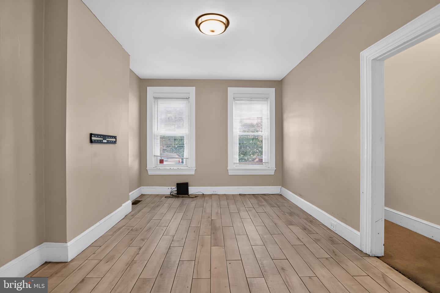 1000 Green St Property Photo 5
