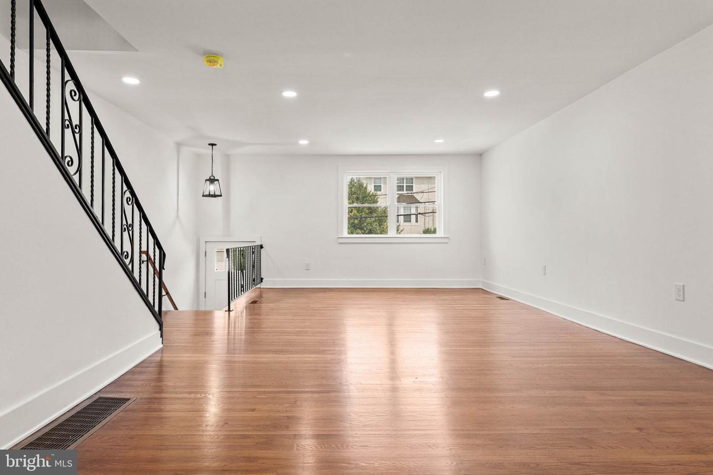 343 W 5th Ave Property Photo 4