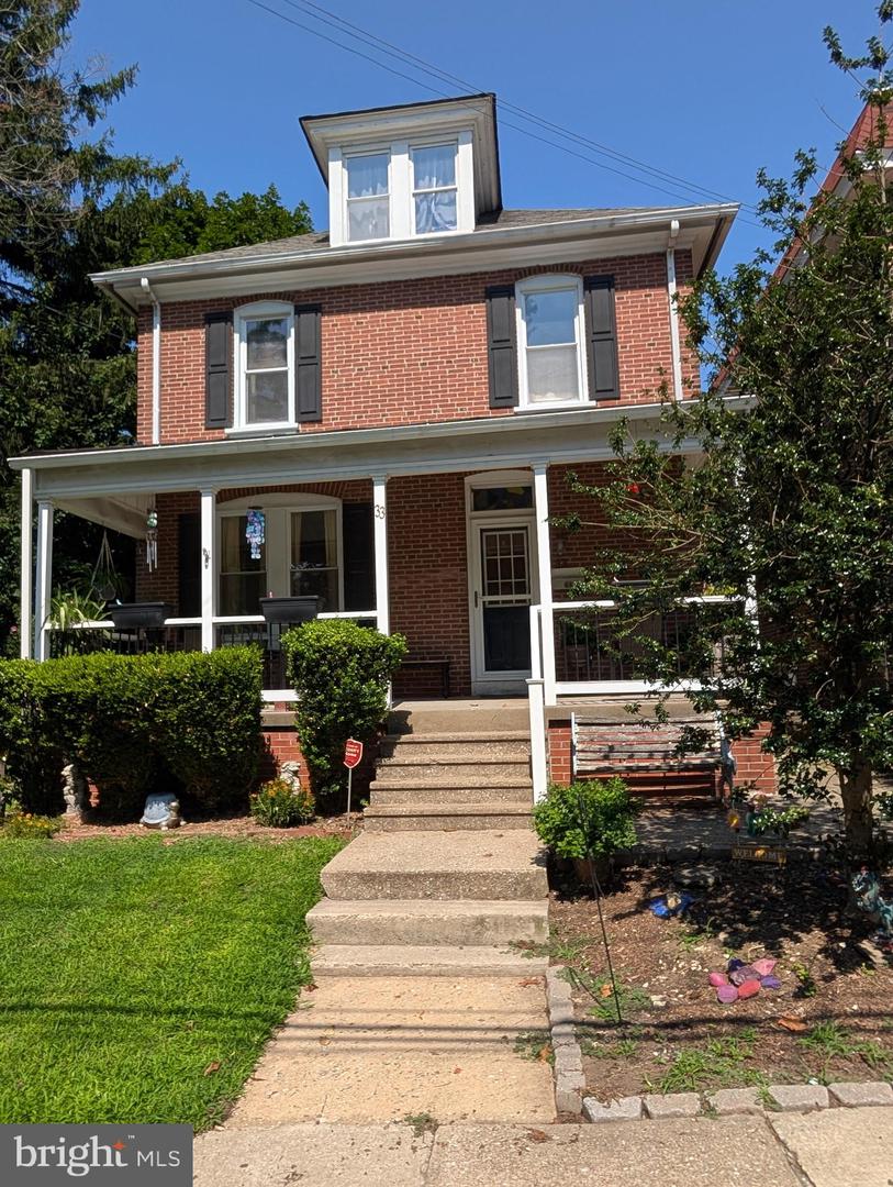 33 Centre Ave Property Photo 2