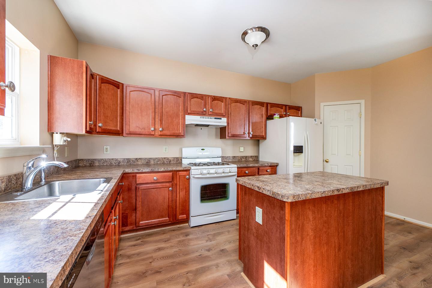 98 Stone Hill Dr Property Photo 3