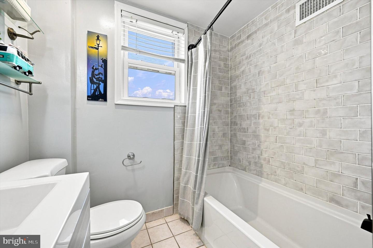 221 W 3rd Ave Property Photo 15