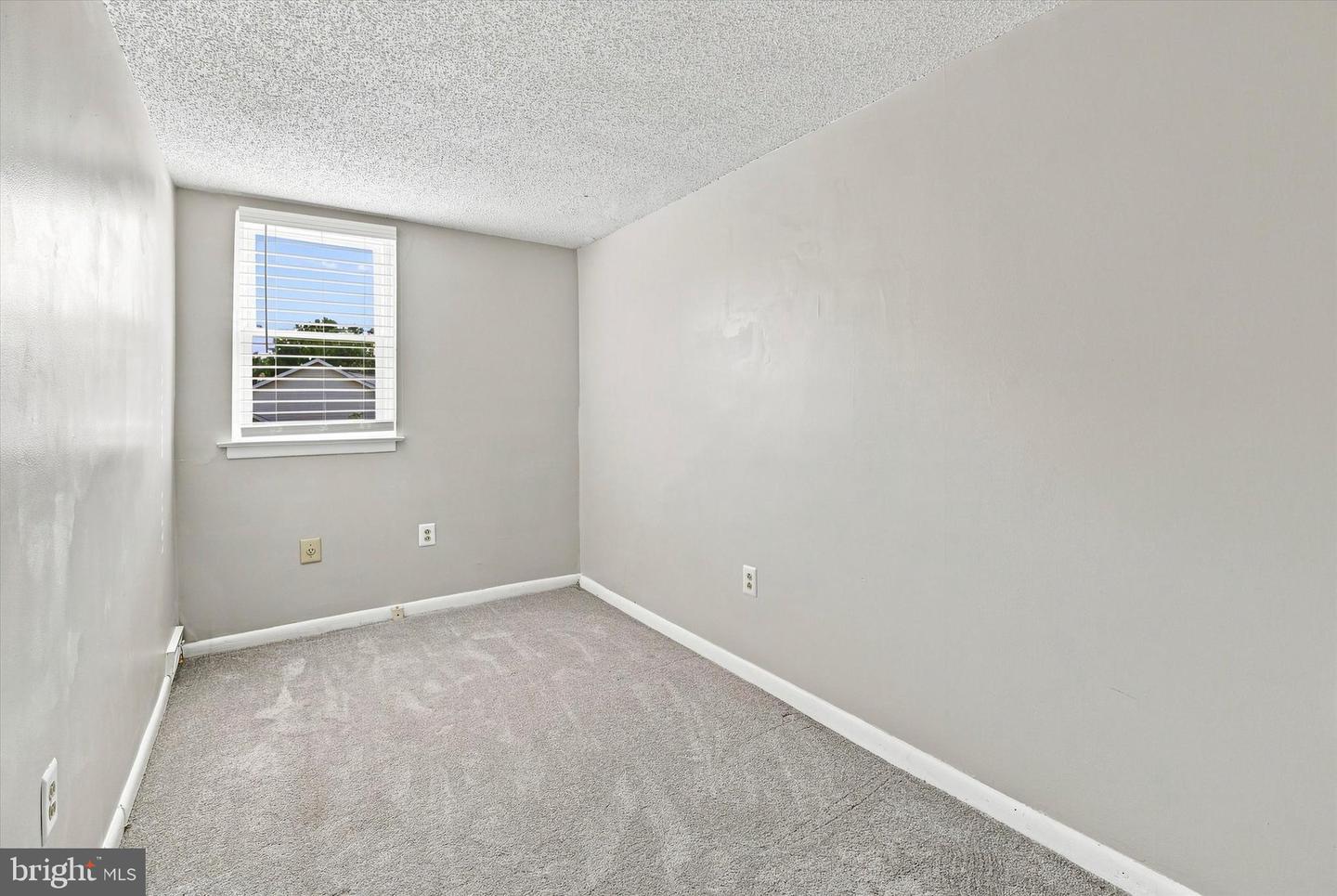221 W 3rd Ave Property Photo 17