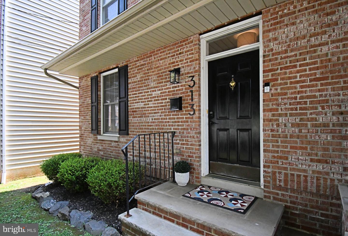 313 W 3rd Ave # Property Photo 2