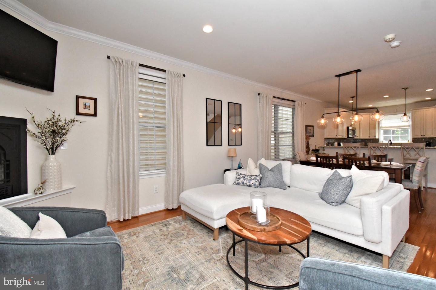 313 W 3rd Ave # Property Photo 4