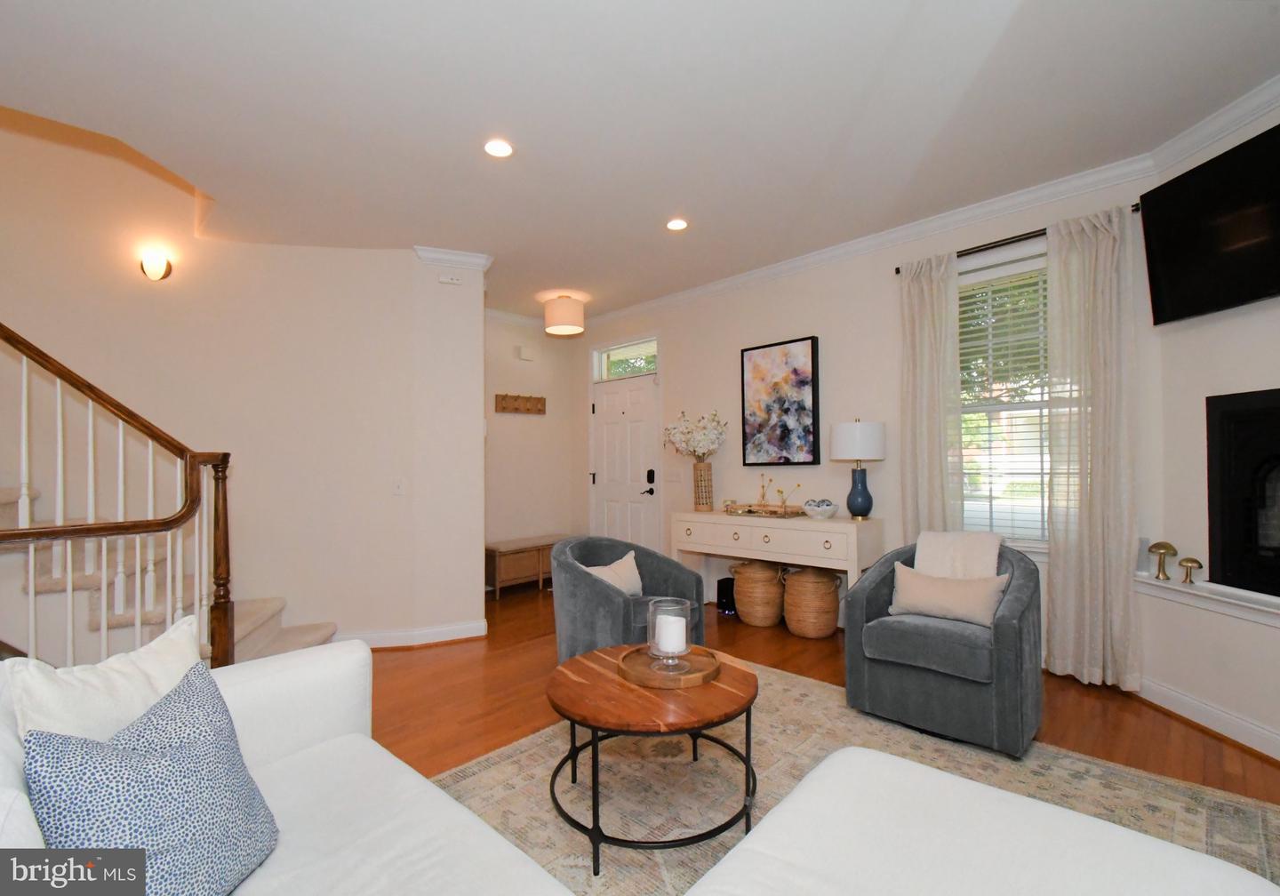 313 W 3rd Ave # Property Photo 6