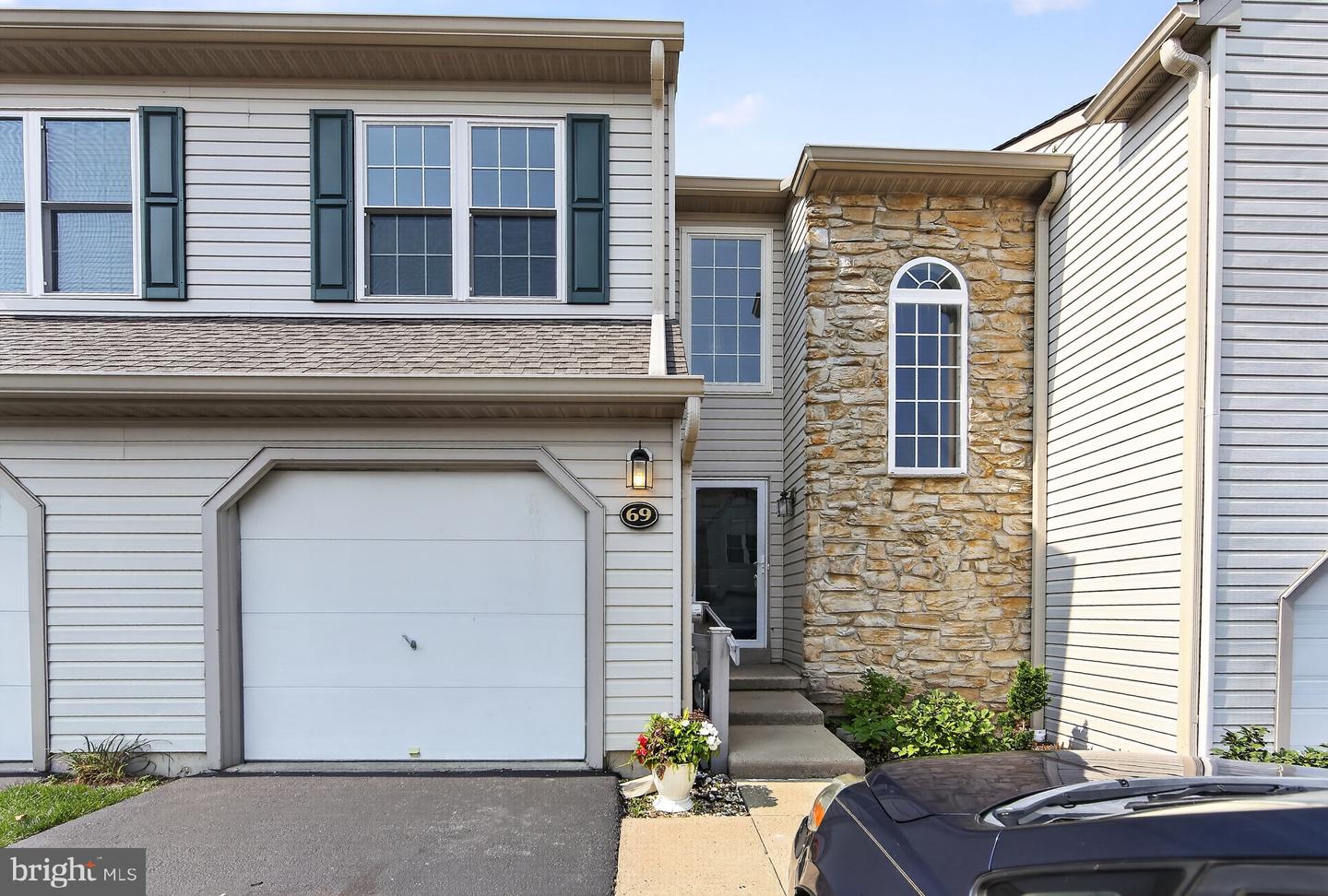 69 Bristol Ct Property Photo 3