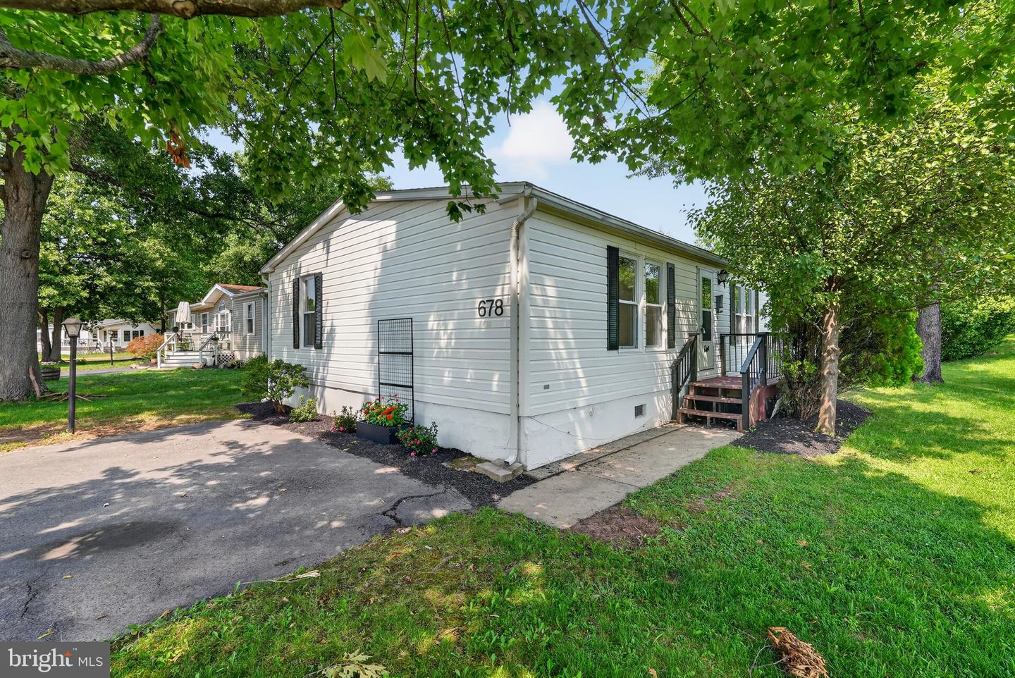 678 WALNUT CT