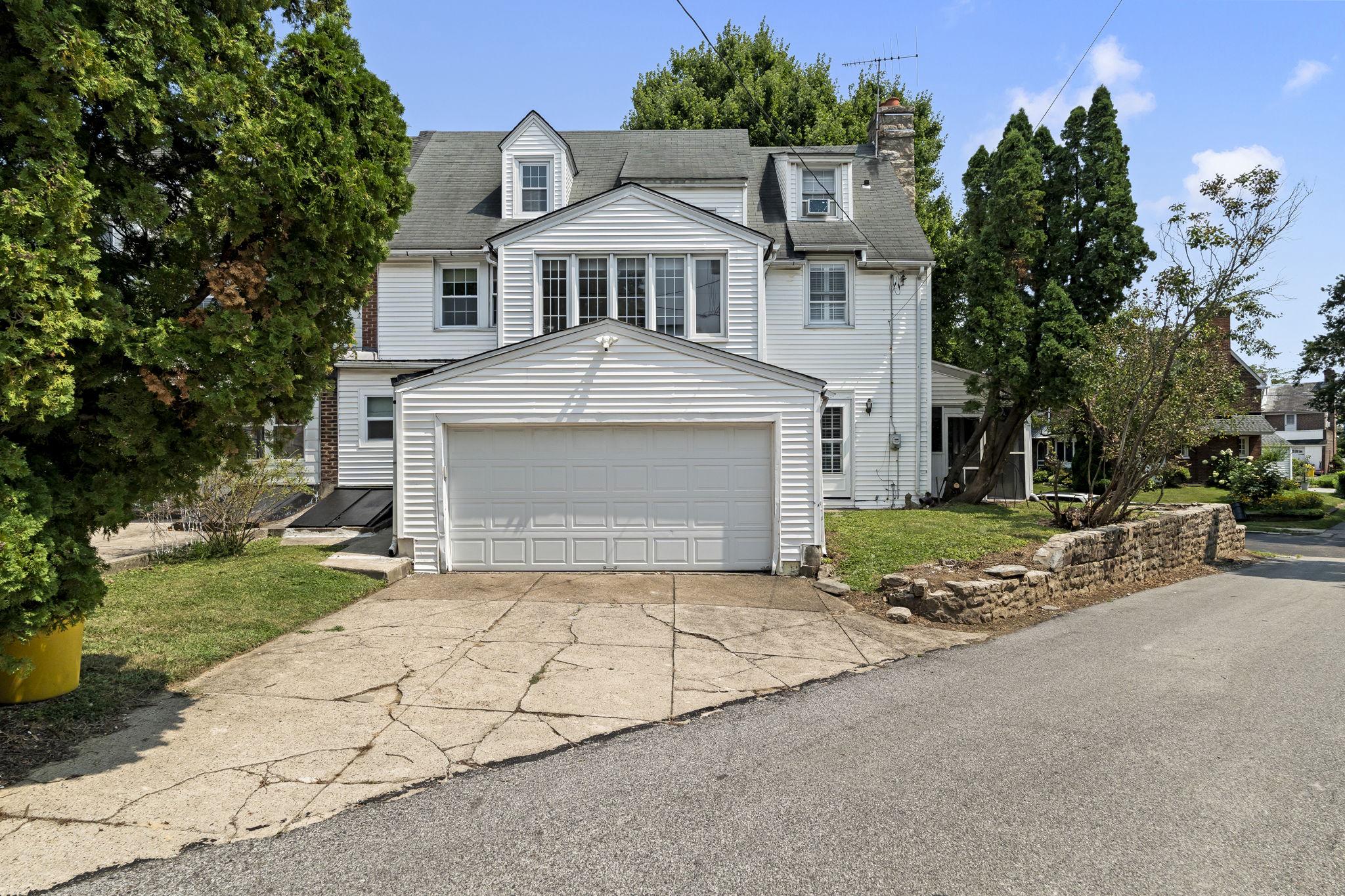 1401 Surrey Ln Property Photo 5