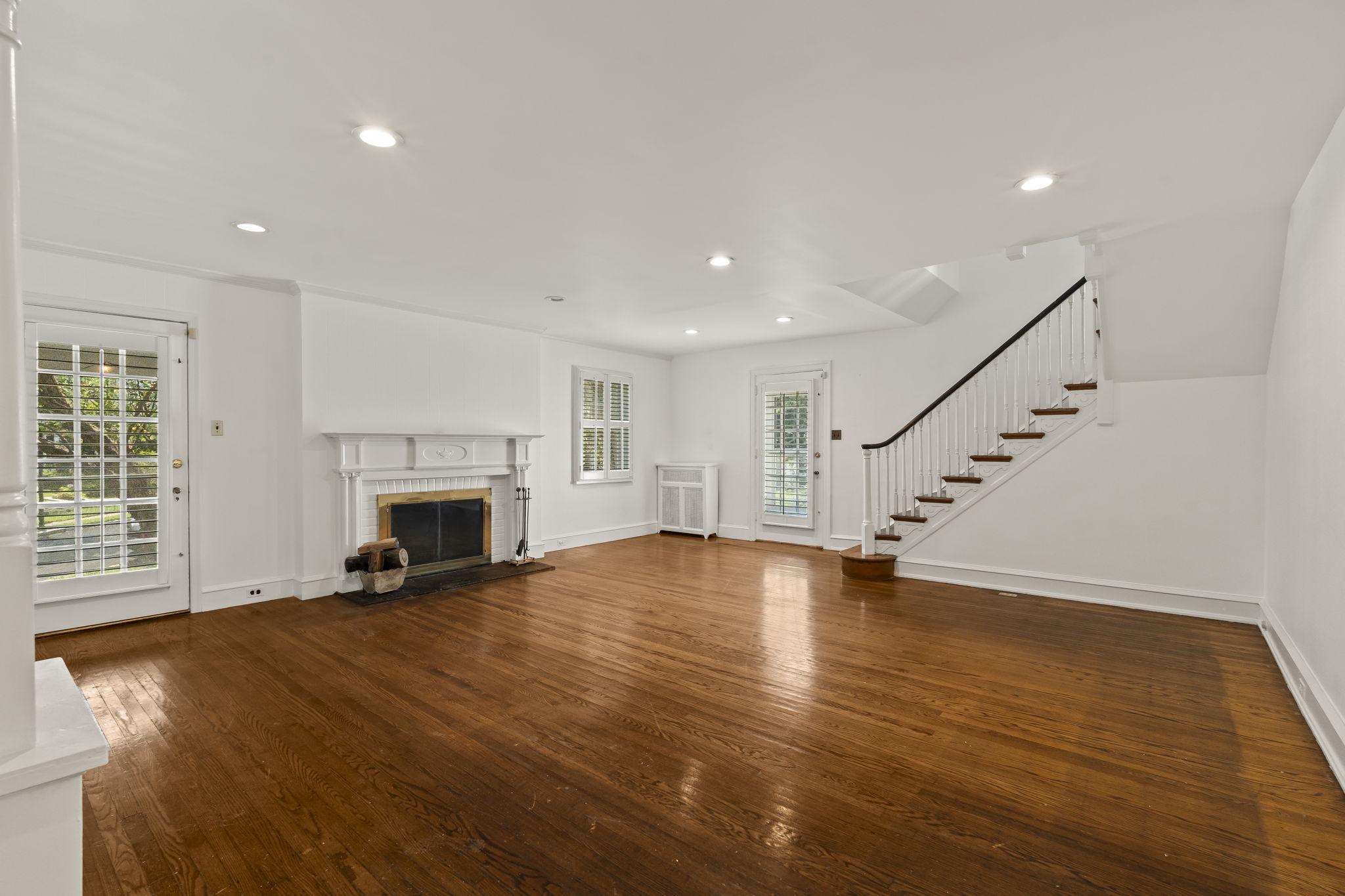 1401 Surrey Ln Property Photo 7