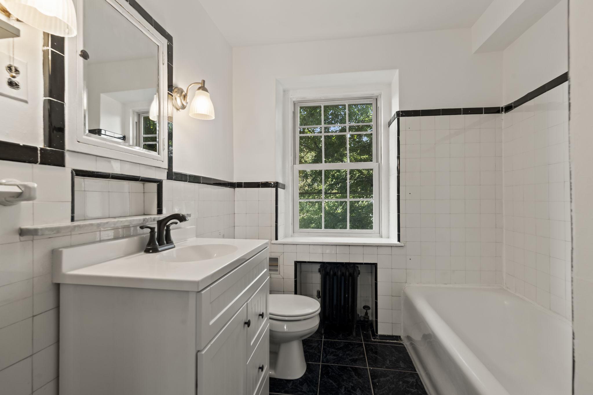 1401 Surrey Ln Property Photo 28