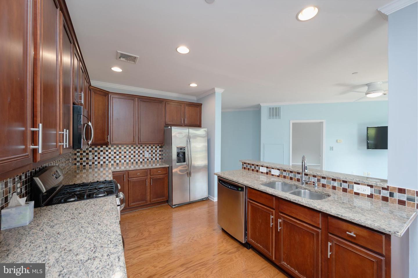 208 Carson Ter Property Photo 3