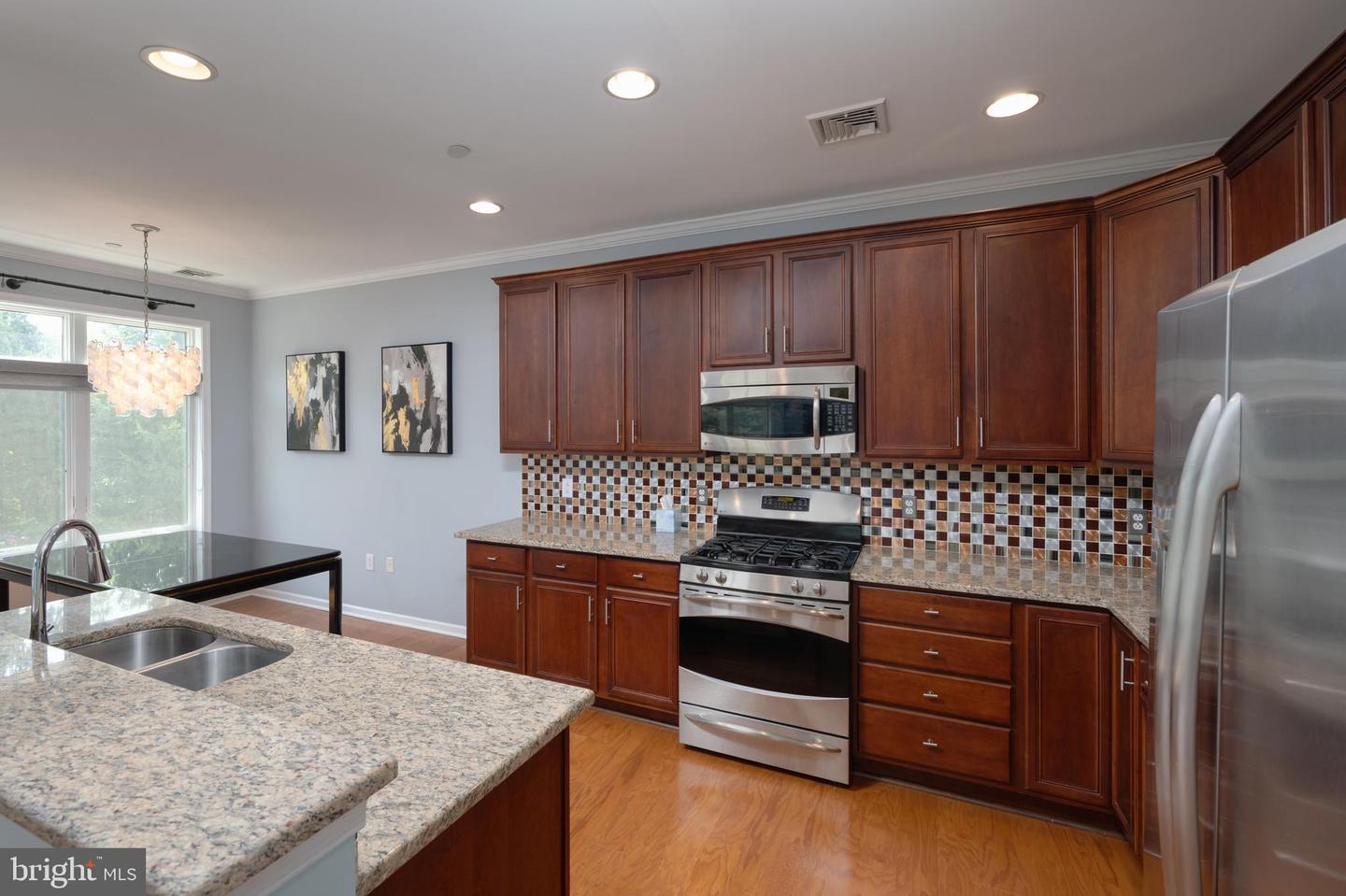 208 Carson Ter Property Photo 4