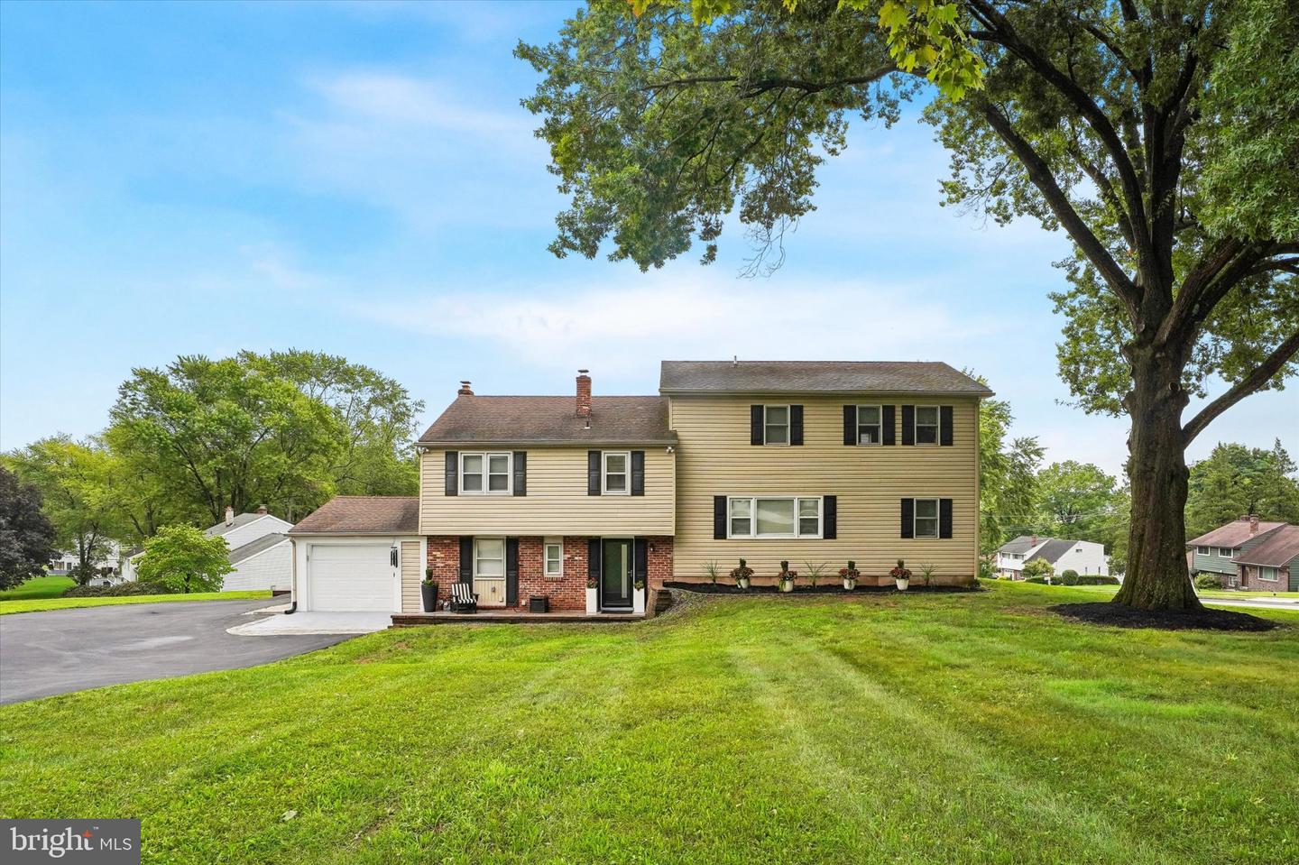 2351 N PARKVIEW DR
