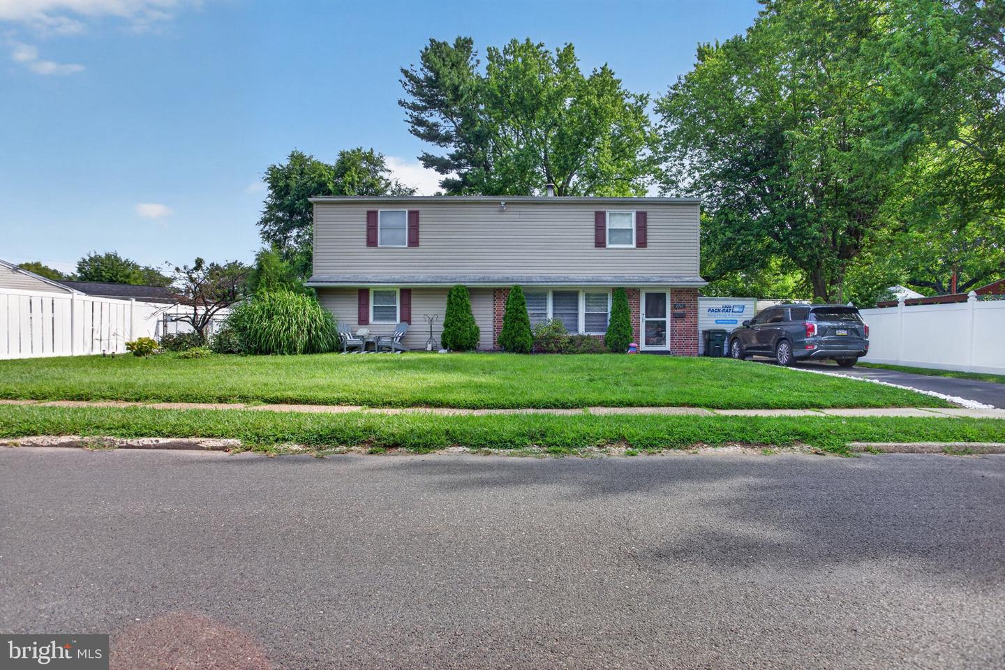 2741 Fernwood Ave Property Photo 1