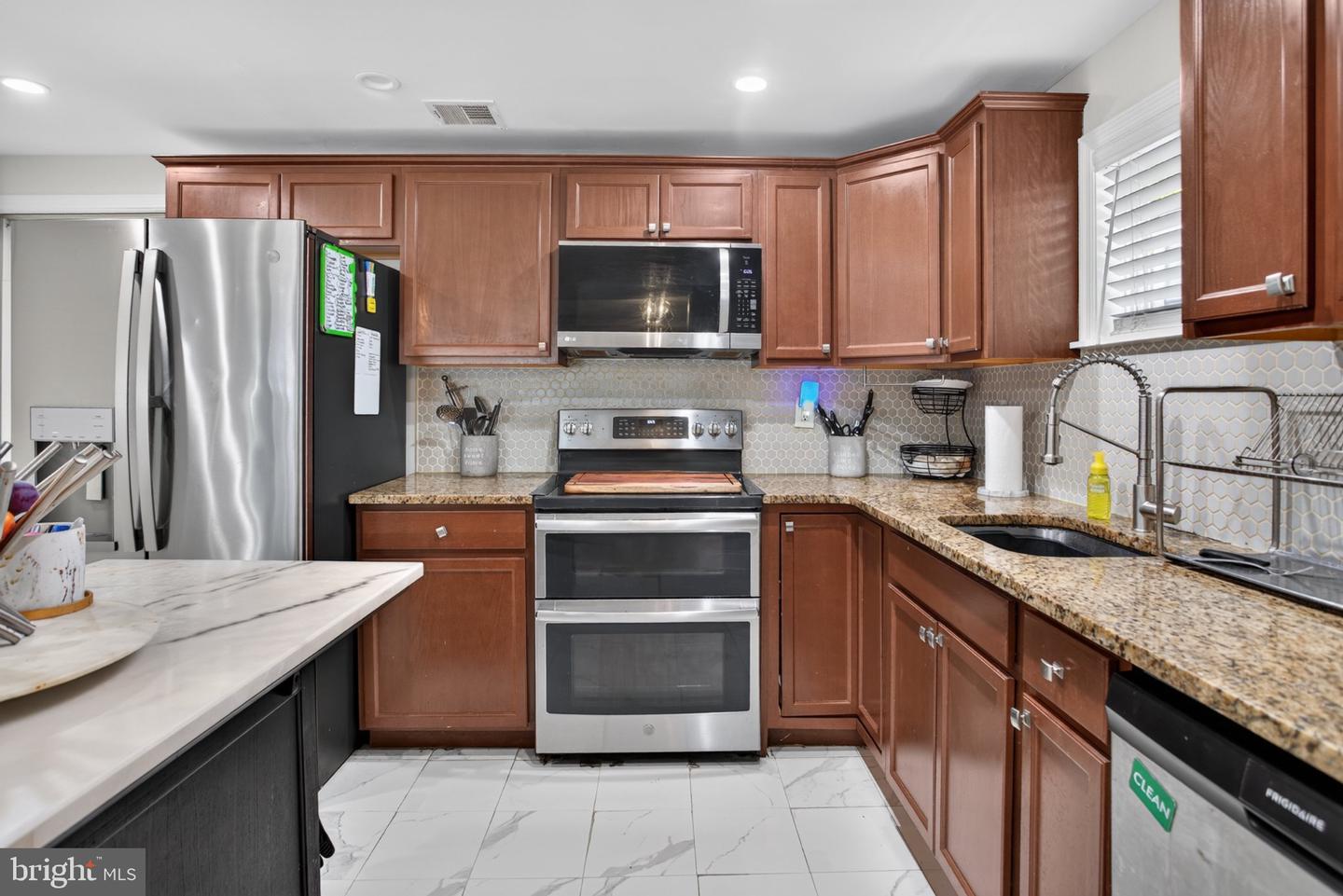 2741 Fernwood Ave Property Photo 8