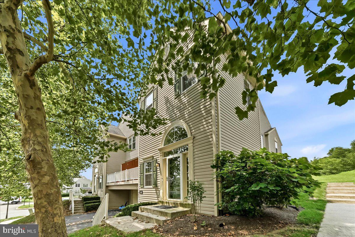 483 Stoneglen St Property Photo 3