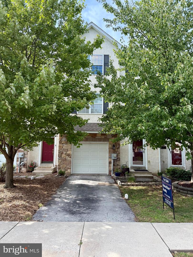 1467 LAURA LN