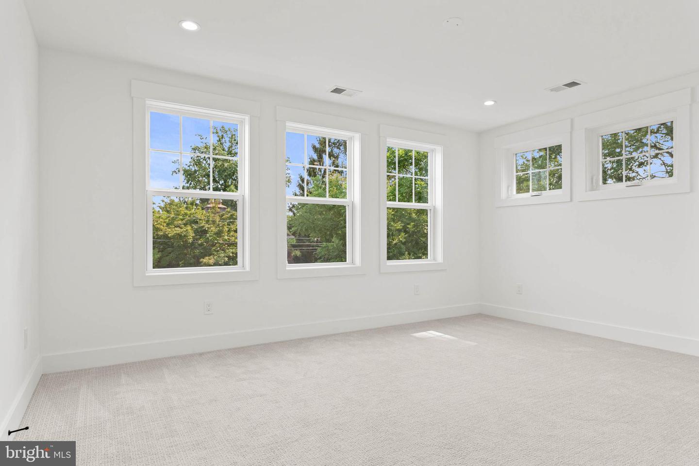 129 Rockland Ave Property Photo 22
