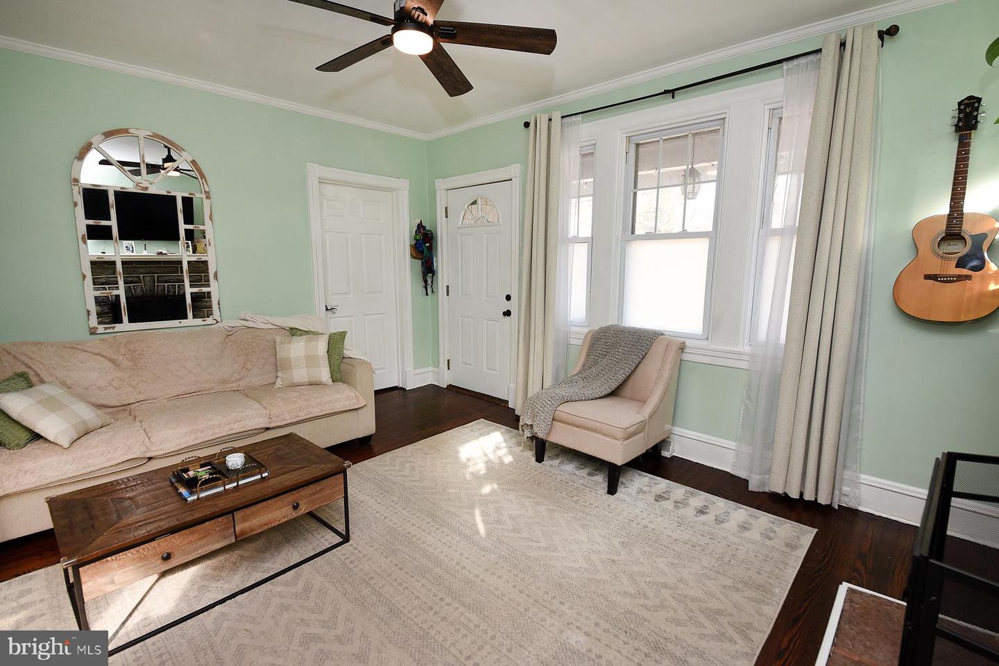 2422 Avondale Ave Property Photo 3