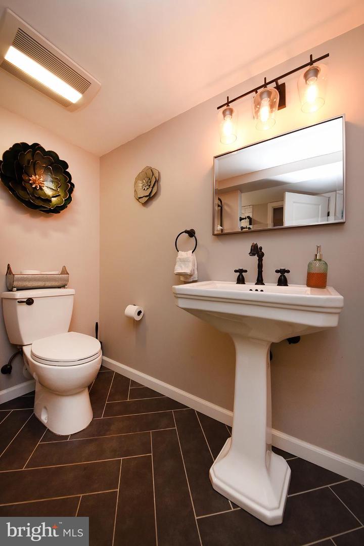 2422 Avondale Ave Property Photo 27