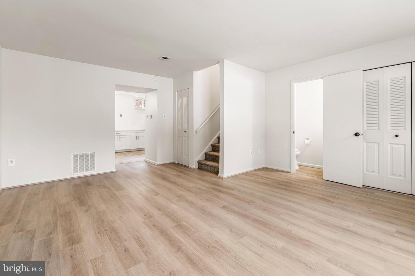 515 N York Rd #2e Property Photo 6