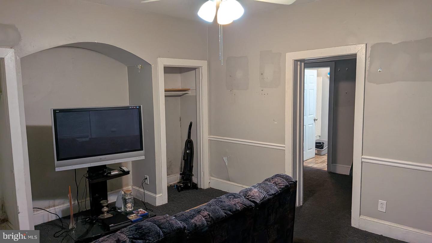 1105 W Airy St Property Photo 5