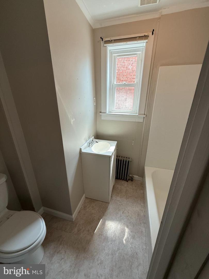 1105 W Airy St Property Photo 9