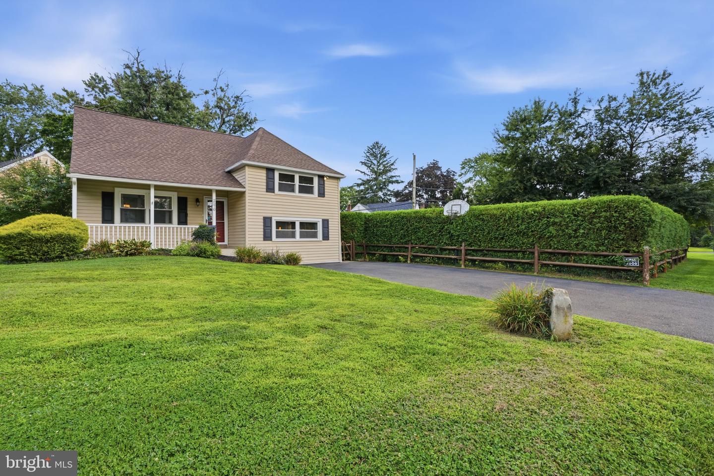 2570 ROSEWOOD AVE