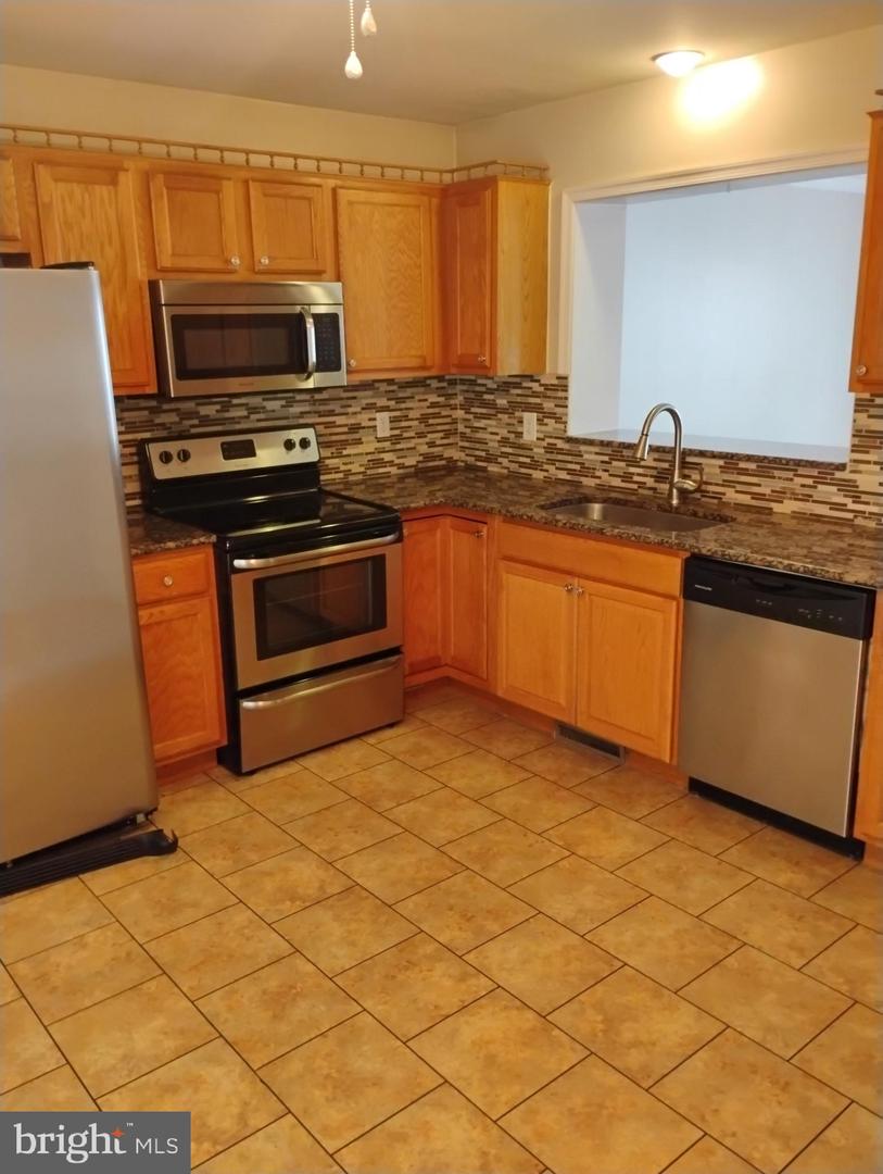 667 Walnut St Property Photo 4