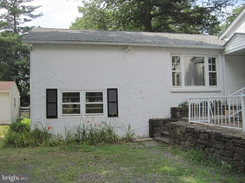 2215 Bustard Rd Property Photo 1
