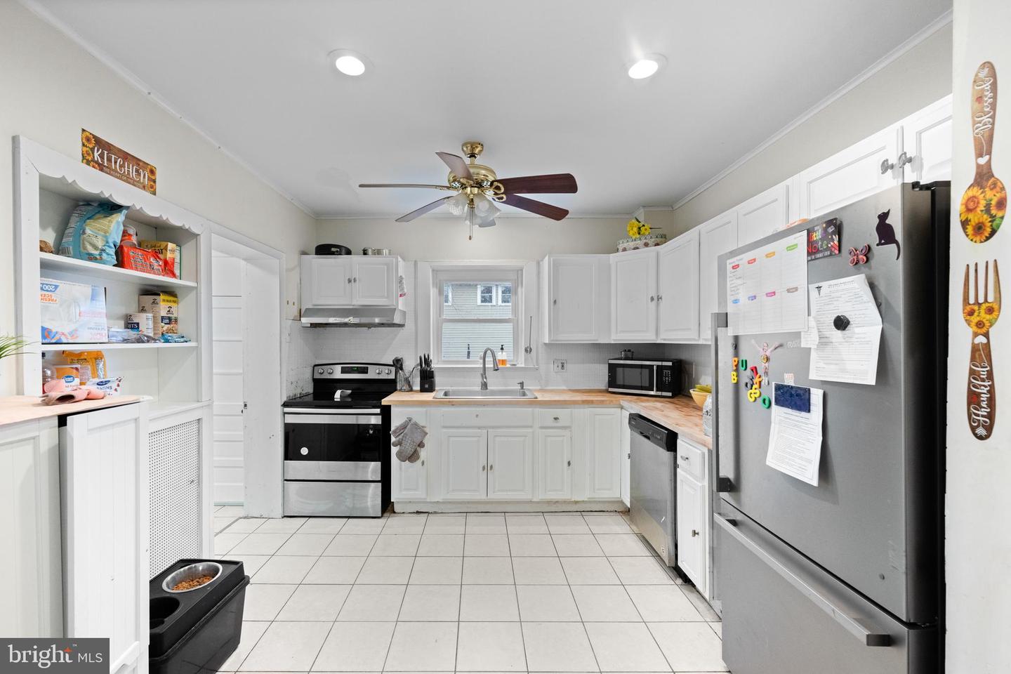 1009 Queen St Property Photo 5
