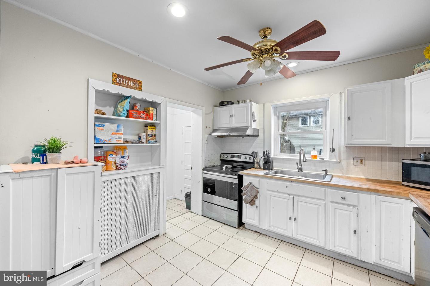 1009 Queen St Property Photo 7