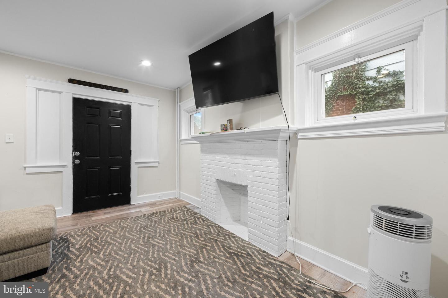 1009 Queen St Property Photo 12
