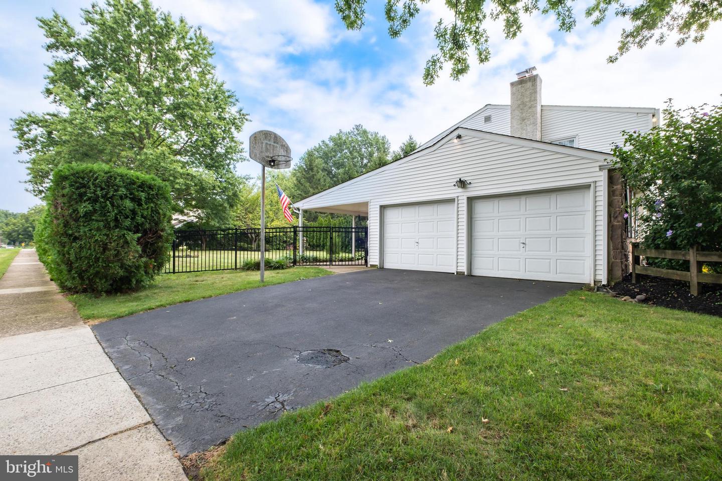 1632 Kenmare Dr Property Photo 4