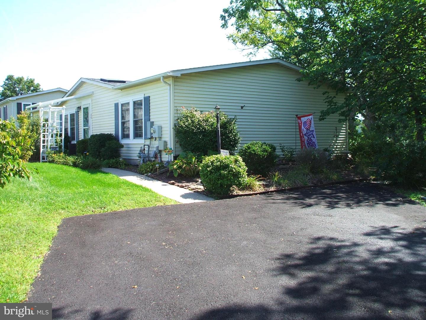 24 Goldenrod Ct E Property Photo 1