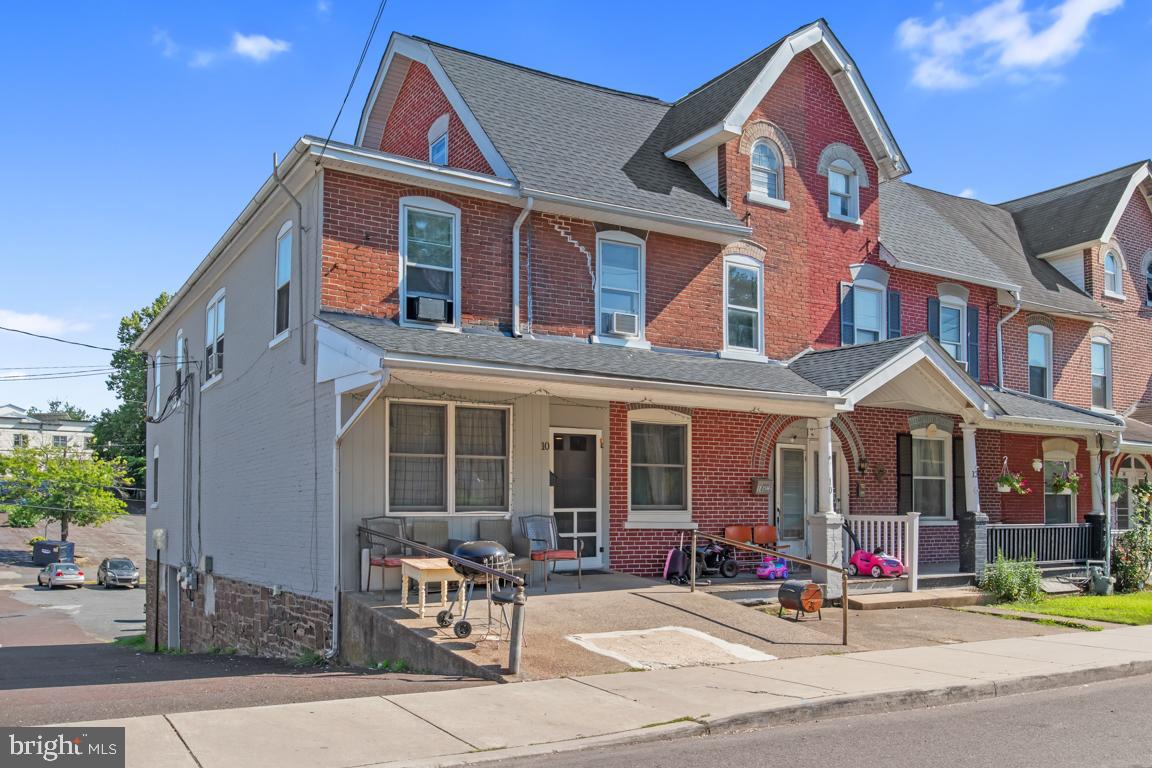 10 HILLSIDE AVE Property Photo 1