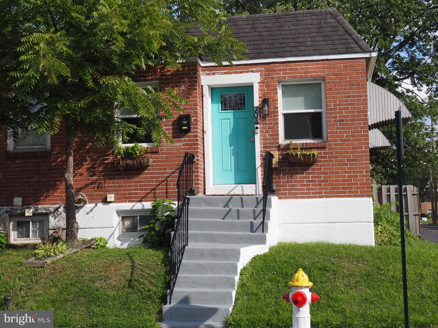 701 Shaw Ave Property Photo 1