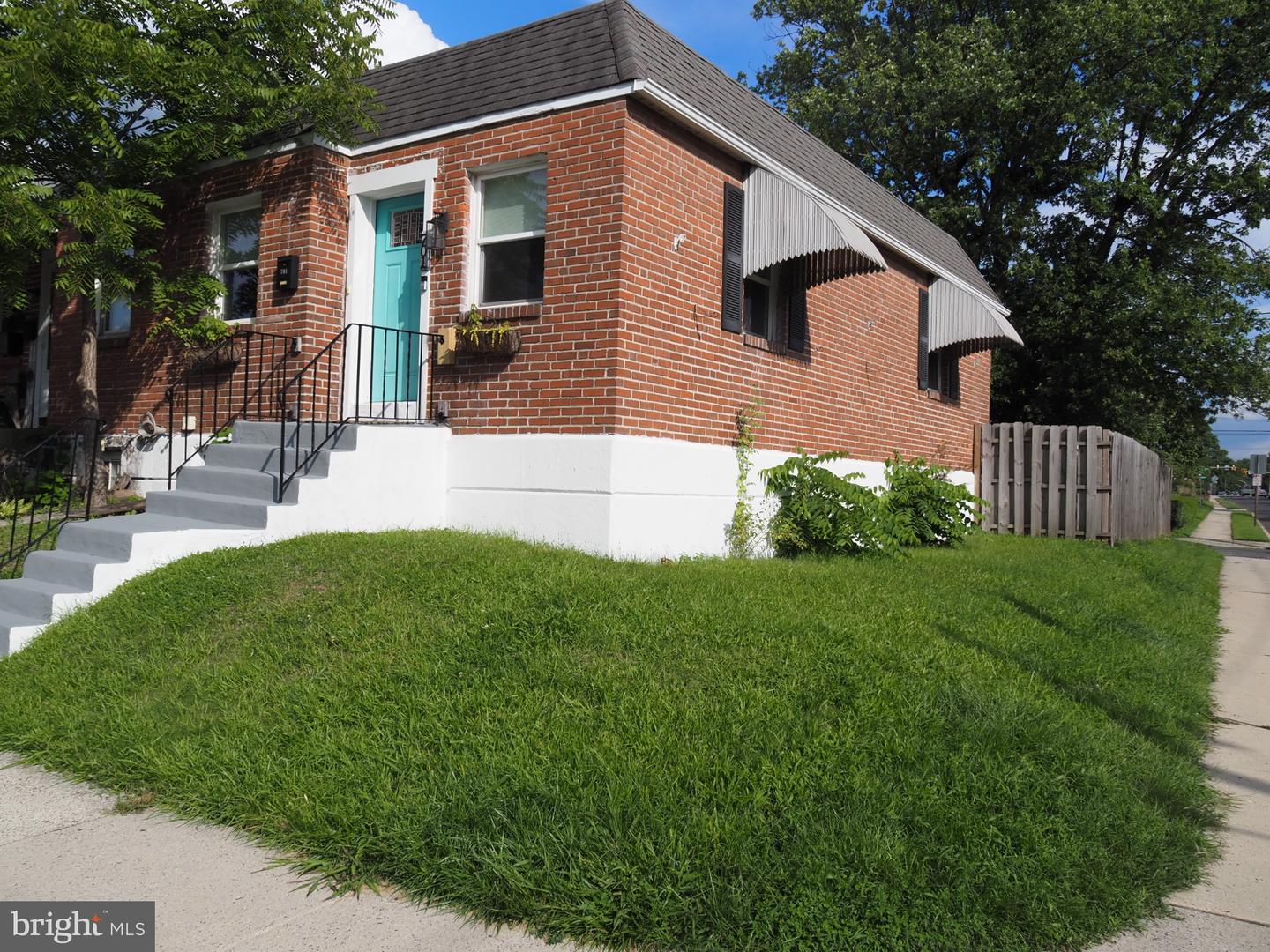 701 Shaw Ave Property Photo 2