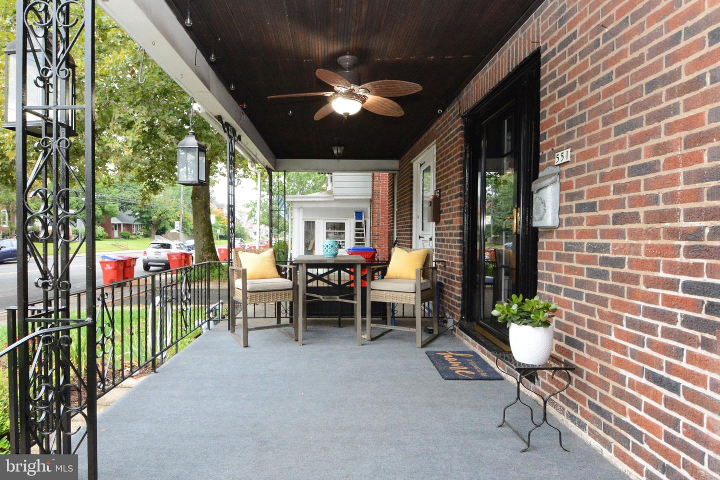 551 E Broad St Property Photo 3